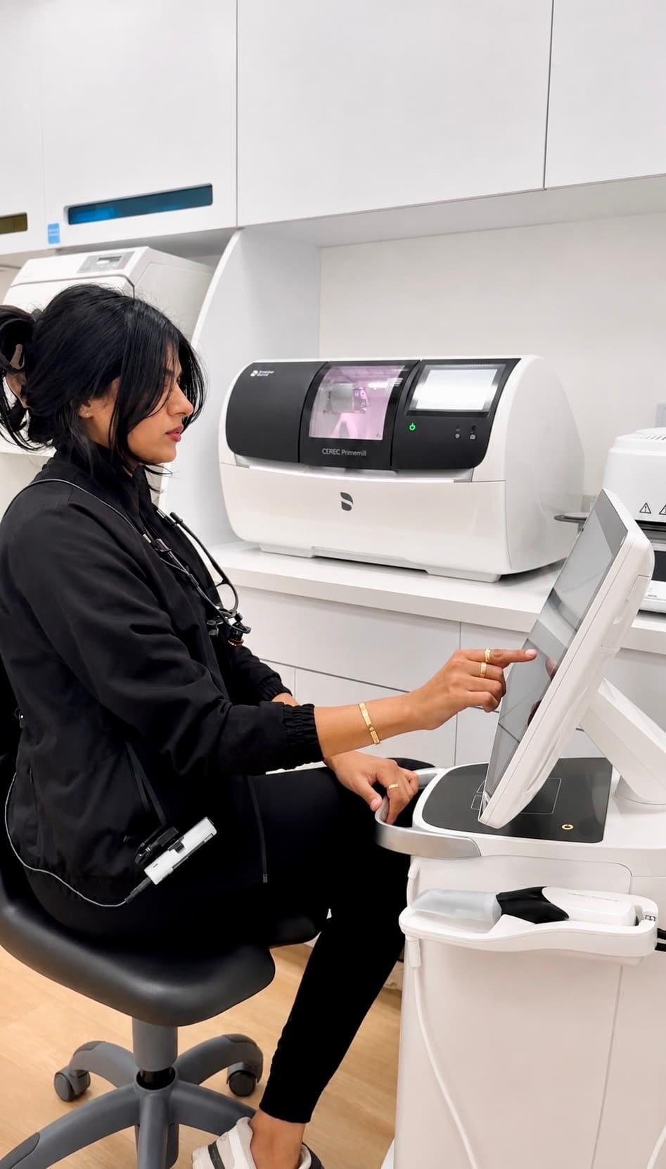 Chairside milling unit and digital design workstation at GLOW DNTL